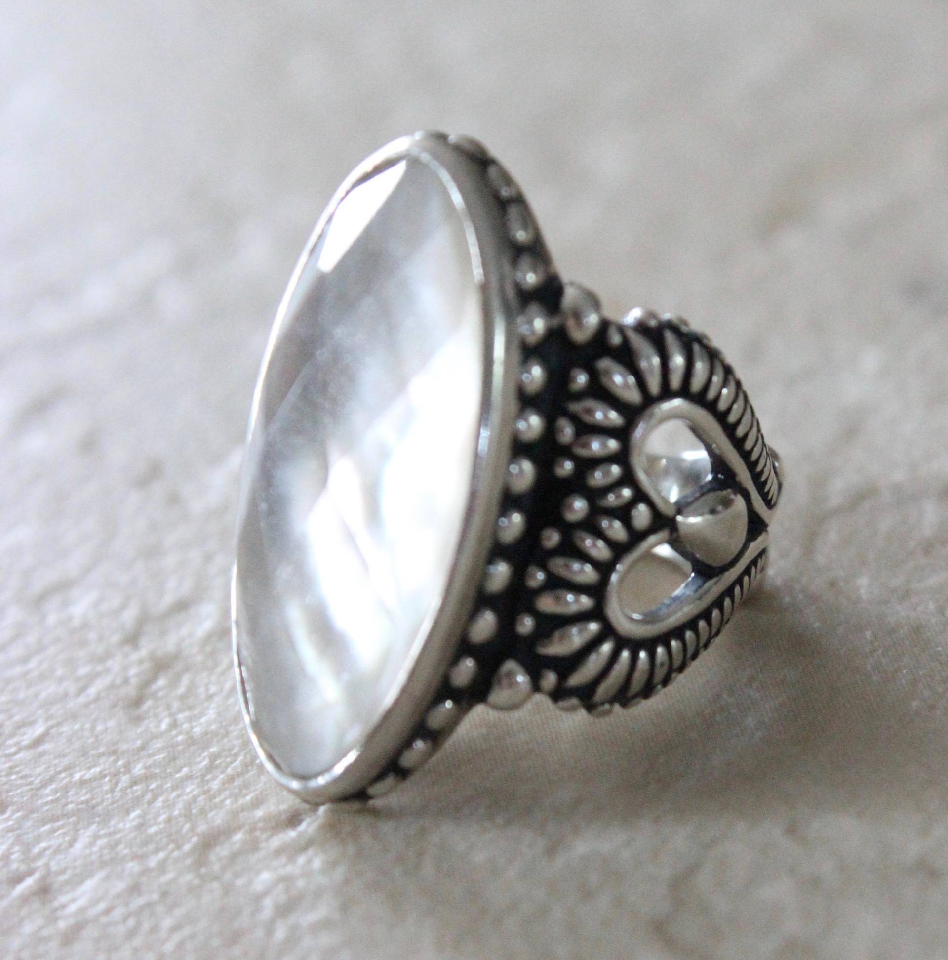 Großer Vintage Künstler Signiert Carolyn Pollock Perlmutt Sterling Silber Skulptur Ring Sz 6 1/2 Großer Vintage Künstler Signiert Carolyn Pollock Perlmutt Sterling Silber Skulptur Ring Sz 6 1/2 von Calessabay