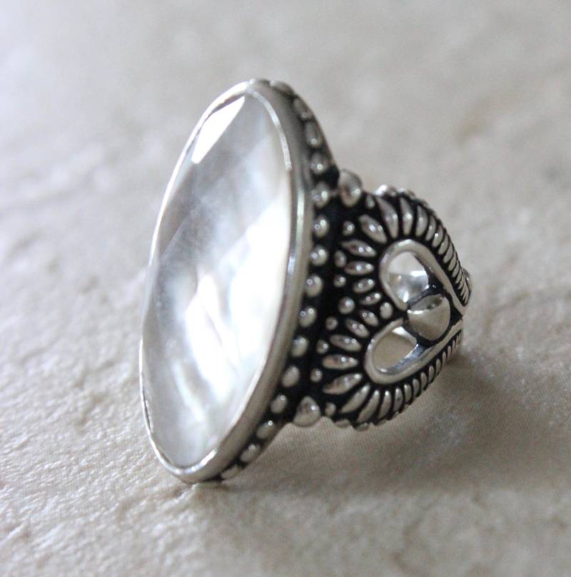 Großer Vintage Künstler Signiert Carolyn Pollock Perlmutt Sterling Silber Skulptur Ring Sz 6 1/2 Großer Vintage Künstler Signiert Carolyn Pollock Perlmutt Sterling Silber Skulptur Ring Sz 6 1/2 von Calessabay