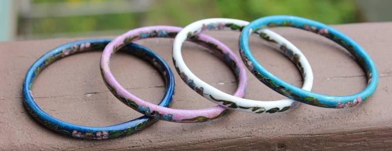 Lot Von 4 Cloisonne Armreifen Türkis Weiß Blau Rosa Lot Von 4 Cloisonne Armreifen Türkis Weiß Blau Rosa von Calessabay