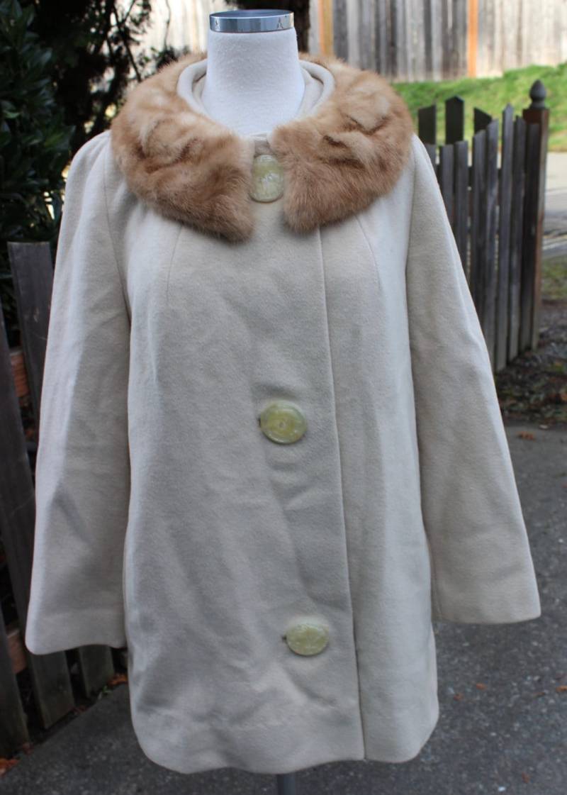 Luxuriöser Fell Mantel Mit Nerzkragen J.l Hudson Company Luxuriöser Fell Mantel Mit Nerzkragen J.l Hudson Company von Calessabay