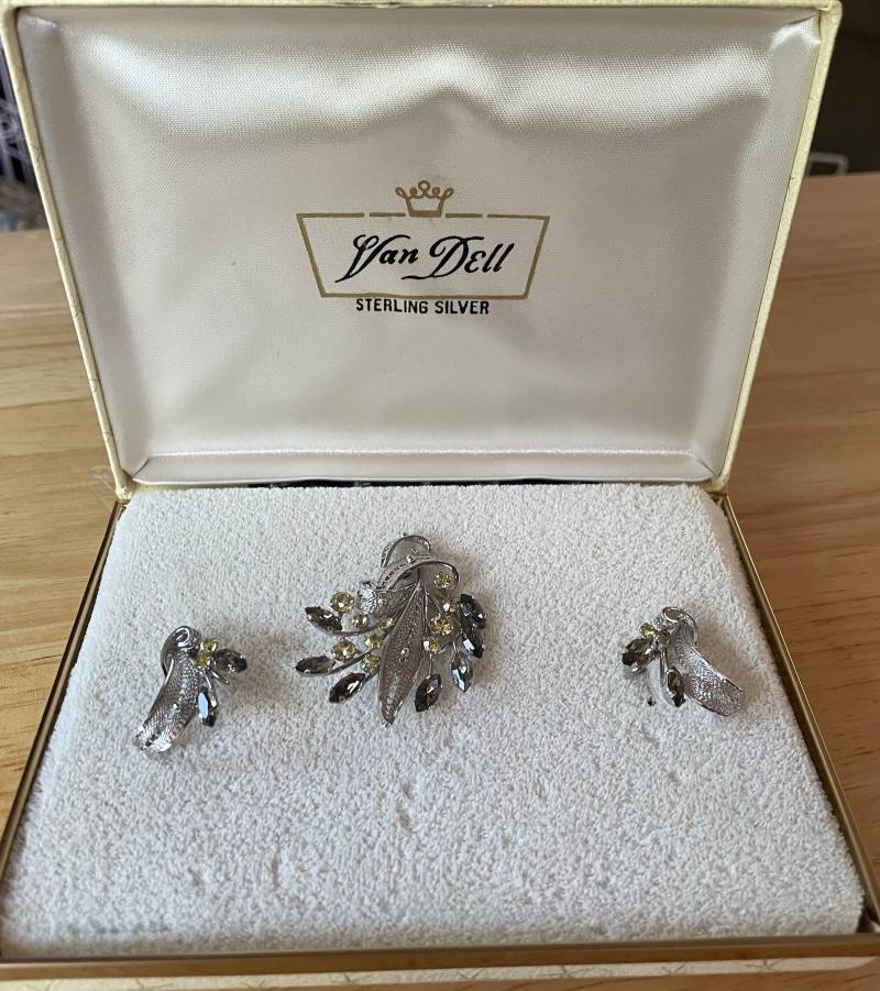 Neu in Box Vintage Van Dell Sterling Silber Brosche Pin Und Ohrringe Set Mit Strasssteinen von Calessabay