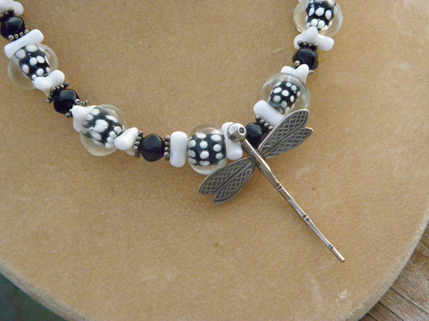 Schöne Schwarze Und Weiße Murano Glasperlen Mit Sterling Libelle Halskette Künstler Design Schöne Schwarze Und Weiße Murano Glasperlen Mit Sterling Libelle Halskette Künstler Design von Calessabay