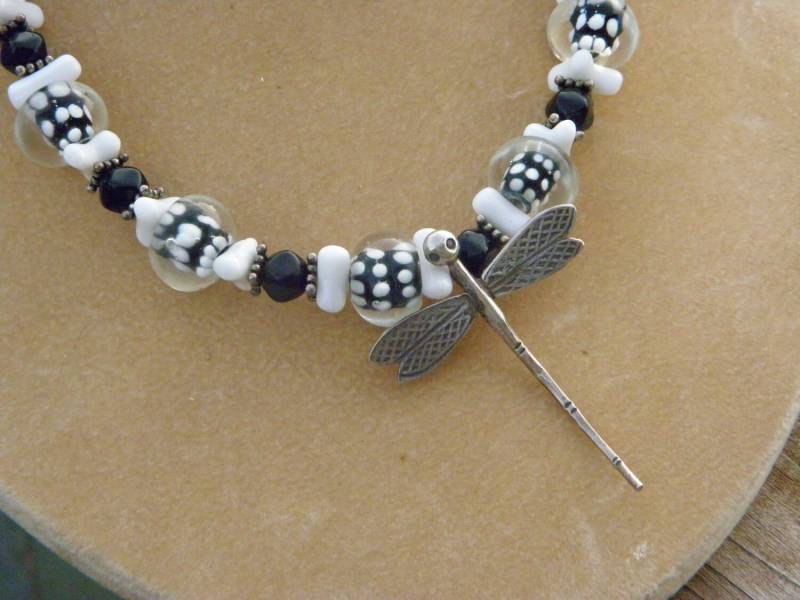 Schöne Schwarze Und Weiße Murano Glasperlen Mit Sterling Libelle Halskette Künstler Design Schöne Schwarze Und Weiße Murano Glasperlen Mit Sterling Libelle Halskette Künstler Design von Calessabay
