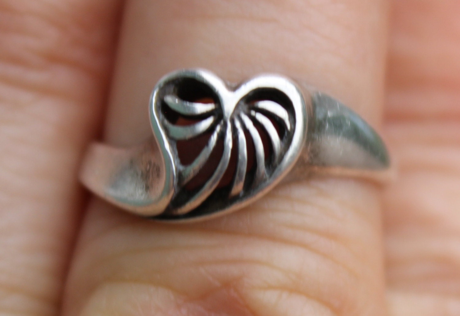 Süßer Vintage Zierlicher Sterling Silber Herz Ring Größe 58 Süßer Vintage Zierlicher Sterling Silber Herz Ring Größe 58 von Calessabay