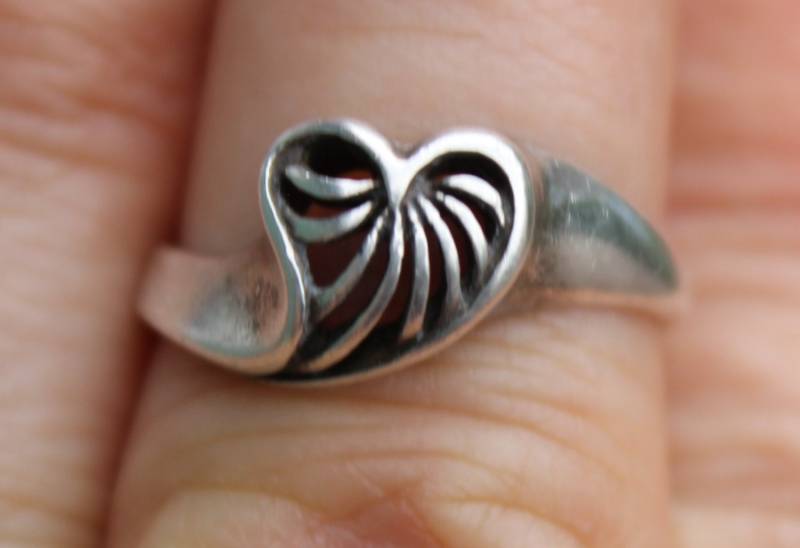 Süßer Vintage Zierlicher Sterling Silber Herz Ring Größe 58 Süßer Vintage Zierlicher Sterling Silber Herz Ring Größe 58 von Calessabay
