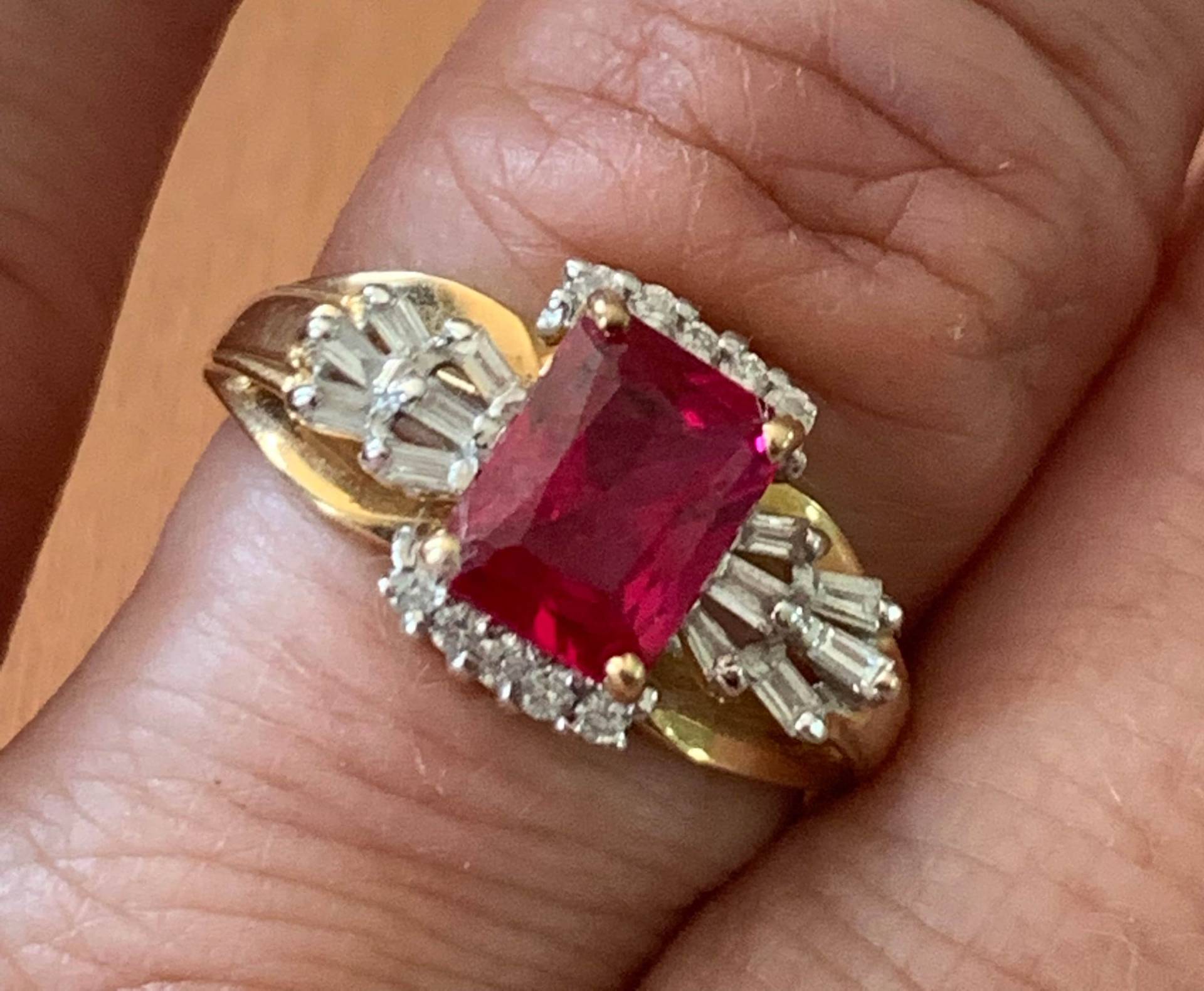 Vintage Estate 14K 4mm Rubin Diamant Ring Mit 22 Diamanten Vintage Estate 14K 4mm Rubin Diamant Ring Mit 22 Diamanten von Calessabay