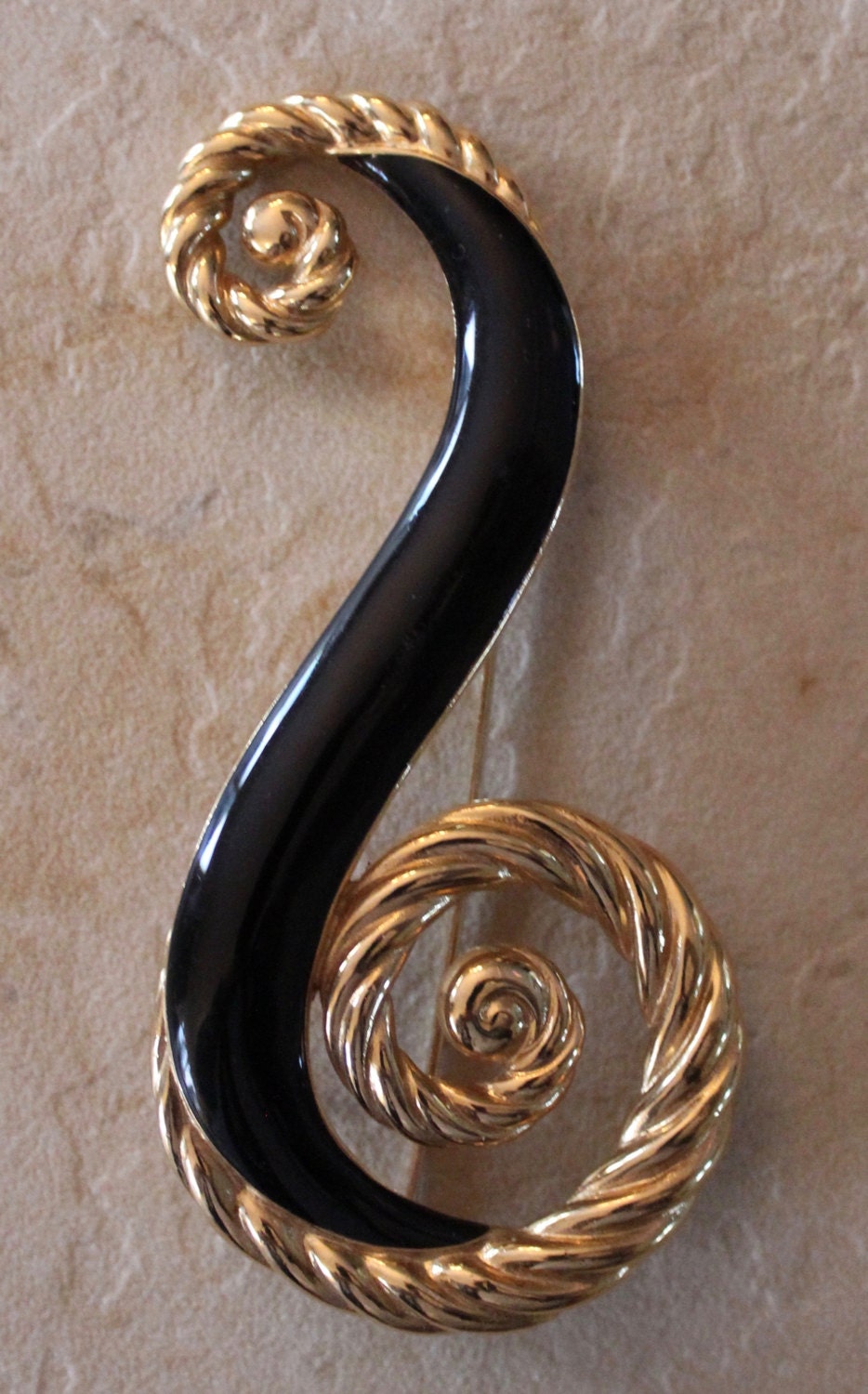 Vintage Riesige 3 1/2" Signierte Trifari Krone Swirl Schwarze Emaille Brosche Pin Vintage Riesige 3 1/2" Signierte Trifari Krone Swirl Schwarze Emaille Brosche Pin von Calessabay