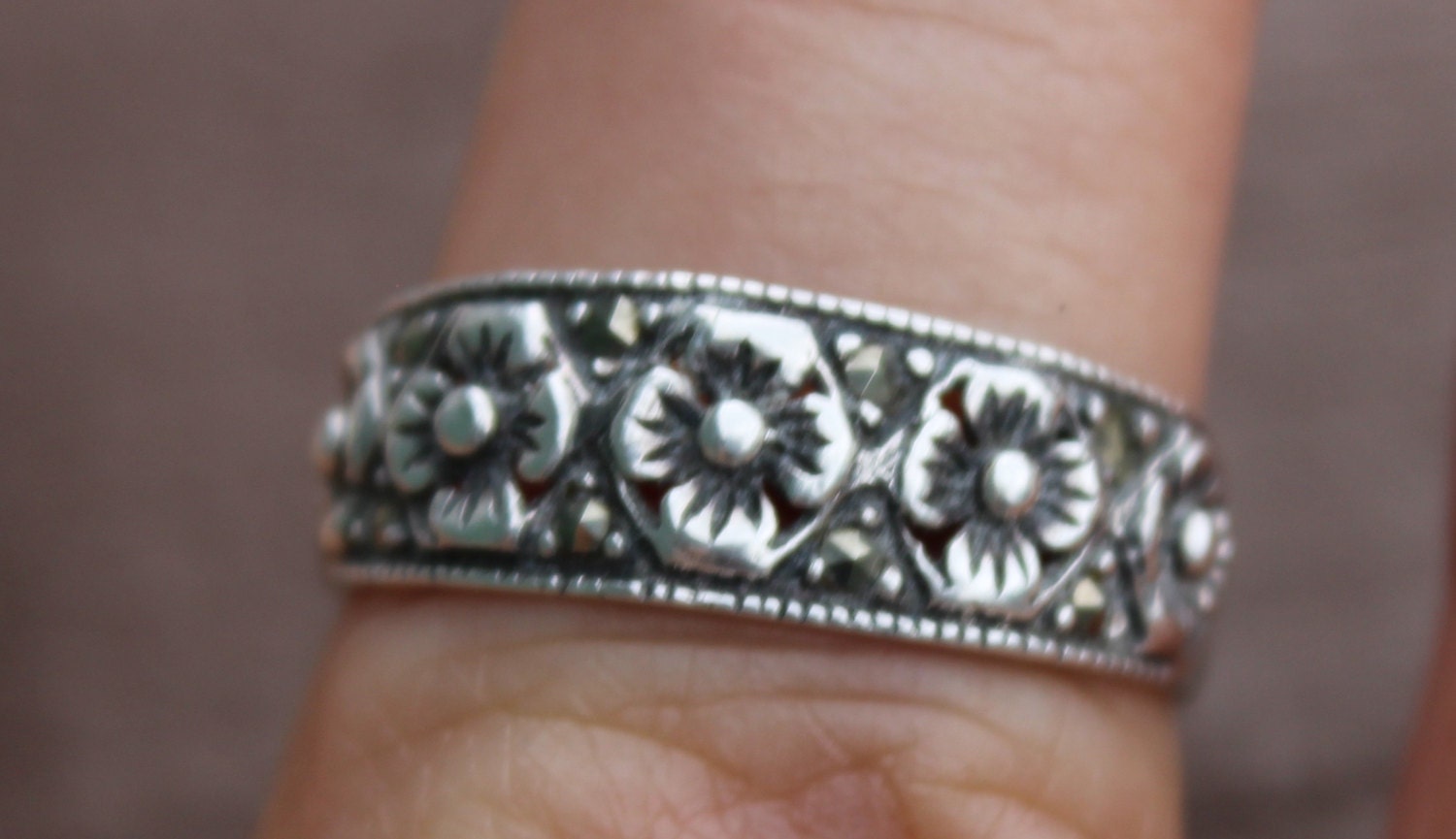 Vintage Schmuck Zierliche Sterling Silber Gemeißelt Blume Band Ring Größe 7 1/2 Vintage Schmuck Zierliche Sterling Silber Gemeißelt Blume Band Ring Größe 7 1/2 von Calessabay