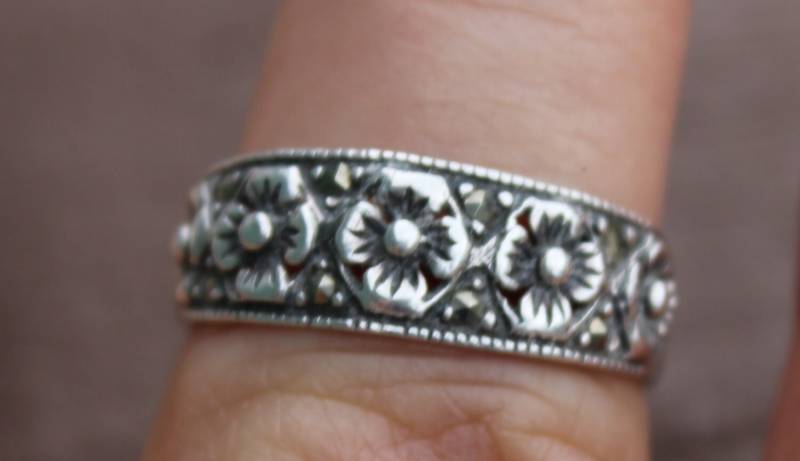 Vintage Schmuck Zierliche Sterling Silber Gemeißelt Blume Band Ring Größe 7 1/2 Vintage Schmuck Zierliche Sterling Silber Gemeißelt Blume Band Ring Größe 7 1/2 von Calessabay
