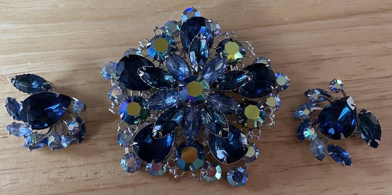 Wunderschöne Große Vintage Dunkelblaue Strass Brosche Pin Und Clip Ohrringe Set von Calessabay