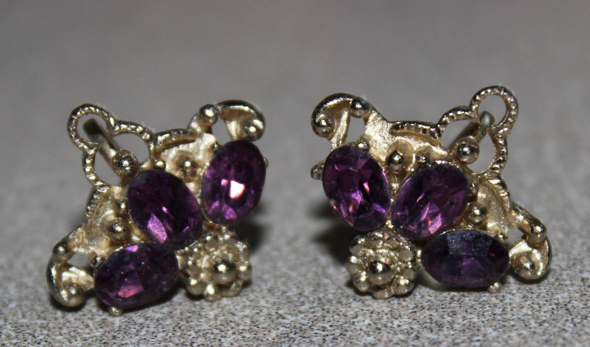 Wunderschöne Lila Amethyst Strass Signiert Coro Krone Schraubrücken Ohrringe Wunderschöne Lila Amethyst Strass Signiert Coro Krone Schraubrücken Ohrringe von Calessabay