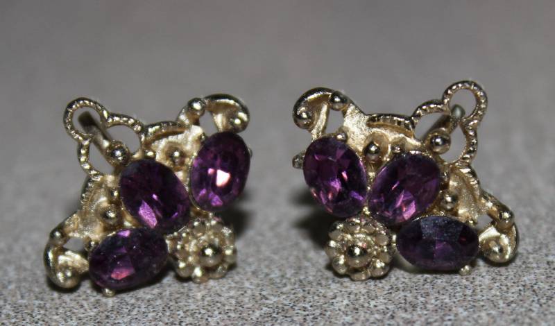 Wunderschöne Lila Amethyst Strass Signiert Coro Krone Schraubrücken Ohrringe von Calessabay