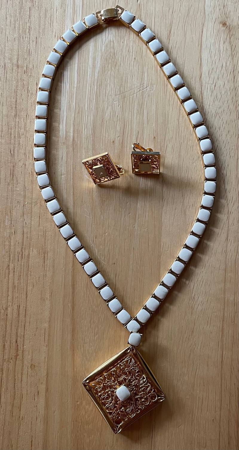 Wunderschöne Signierte Hobe Gold Und Emaille Halskette Clip Ohrringe Set von Calessabay