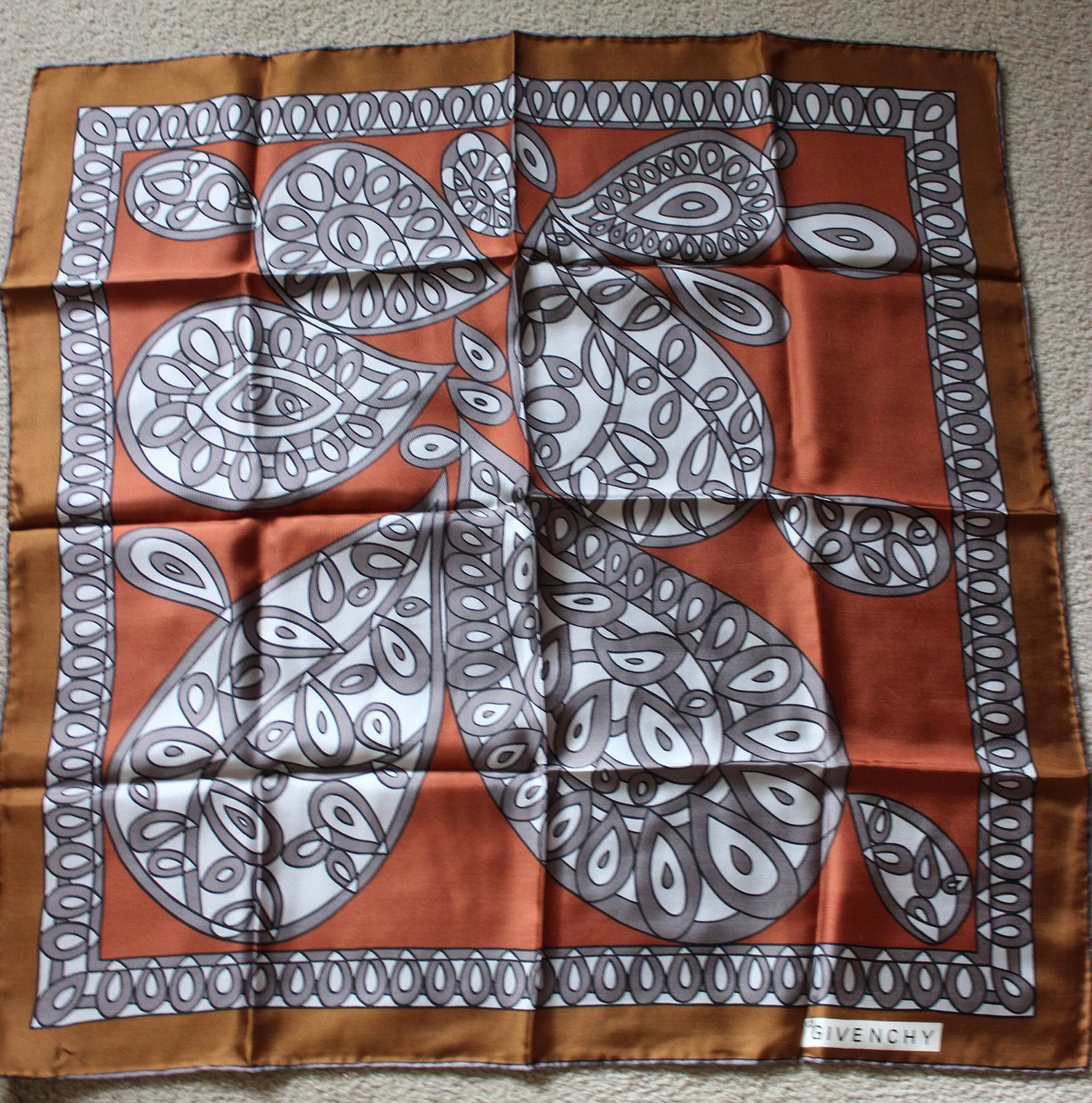stilvoller Vintage Designer "Givenchy" Block Freres 100% Seide Paisely Schal 27 "x 27" stilvoller Vintage Designer "Givenchy" Block Freres 100% Seide Paisely Schal 27 "x 27" von Calessabay