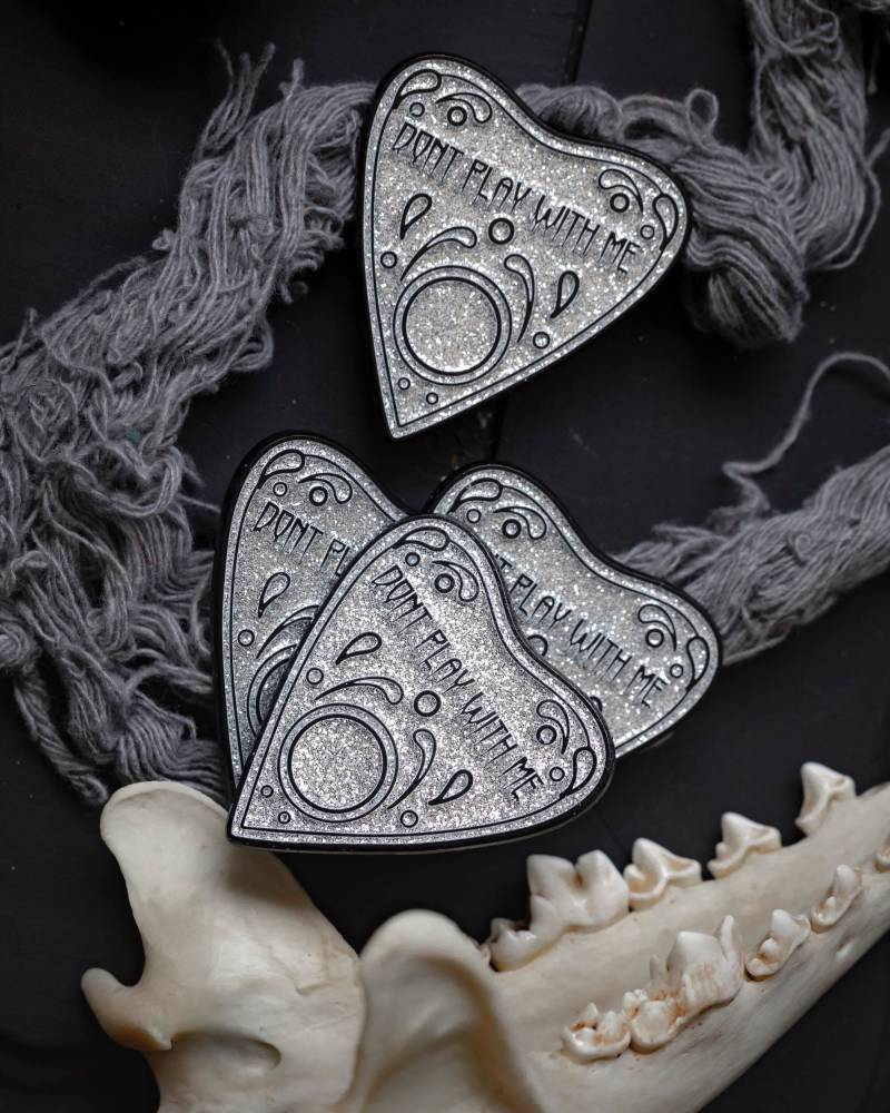 Planchette Emaille Pin Glitzer Gothic Goth Geschenk Planchette Emaille Pin Glitzer Gothic Goth Geschenk von CaliCraftyCritters