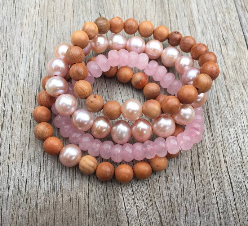 Rosa Perlen Armband Stapel Rosenquarz & Olivenholz Rosa Perlen Armband Stapel Rosenquarz & Olivenholz von CaliKhloe