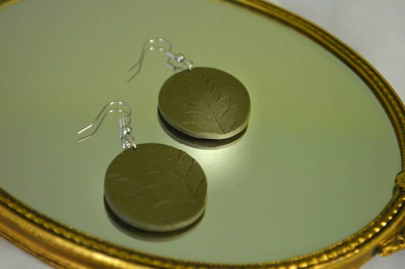 Hannah Grün Blatt Eindruck Ton Ohrringe, Handgefertigte Natur Bäume Blätter, Boho Schmuck, Chic von CaliStateofMindCo