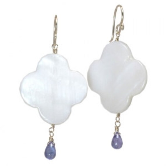 Weiße Perlmutt Klee Tanazanit Ohrringe Modglam 191 von CalicoJunoJewelry