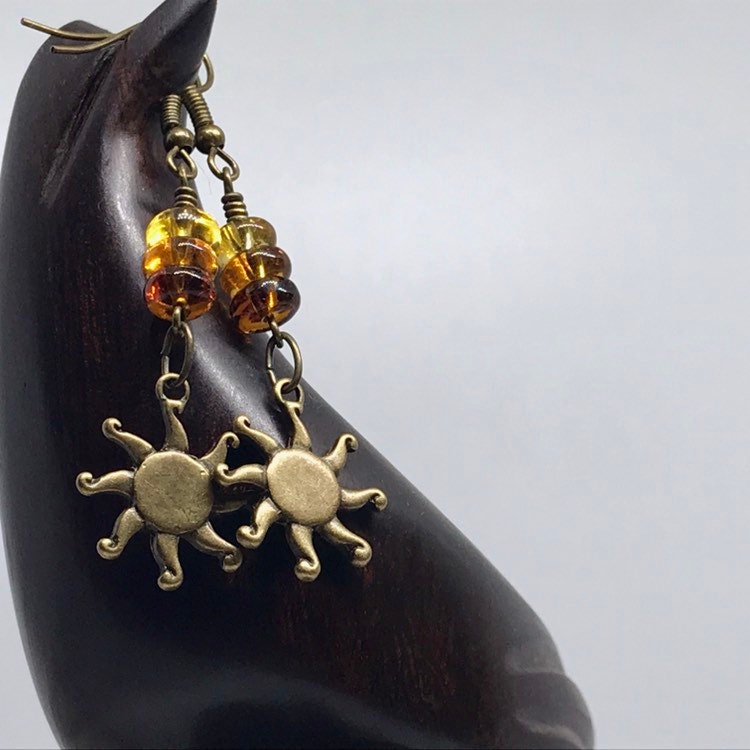 Messing Sonnen Ohrringe Mit Gestapelten Glasperlen von CaliforniAbloom