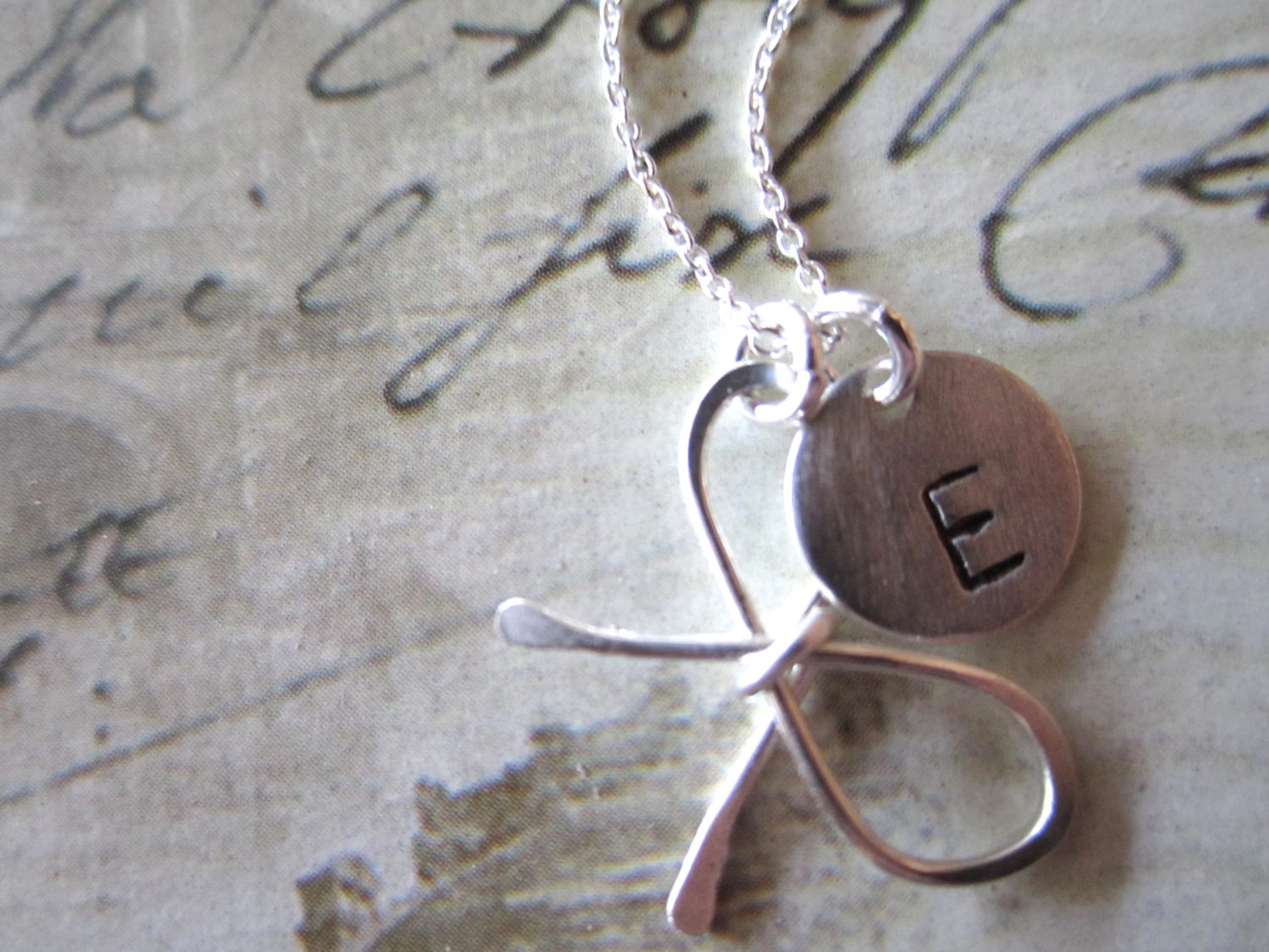 Bogen Knoten Und Hand Gestempelt Initial Halskette ...gold Fill Oder Sterling Silber Personalisierte Schmuck, Jeden Tag, Beste Freunde, Brautjungfer von CaliforniaAZ