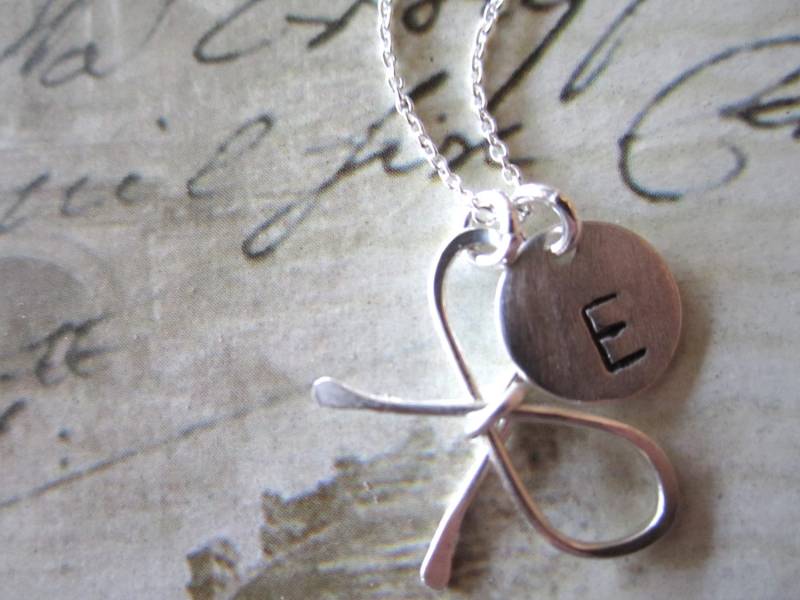 Bogen Knoten Und Hand Gestempelt Initial Halskette ...gold Fill Oder Sterling Silber Personalisierte Schmuck, Jeden Tag, Beste Freunde, Brautjungfer von CaliforniaAZ