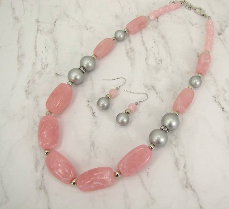 Bunte Rosa Und Grau Multi-Farbe Perlen Halskette Ohrring-Set. Es Wird Mit Acrylperlen Runden Grauen Erstellt von CalisaDesigns