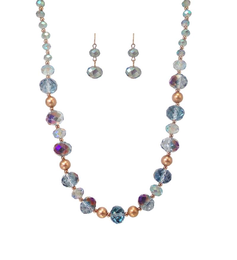 Grüne Glasperlen Halskette Und Ohrringe Mit Matt Vergoldeten Perlen Einem Aurora Borealis Funkelndem Finish An Jeder Facettierten Glasschliffperle von CalisaDesigns