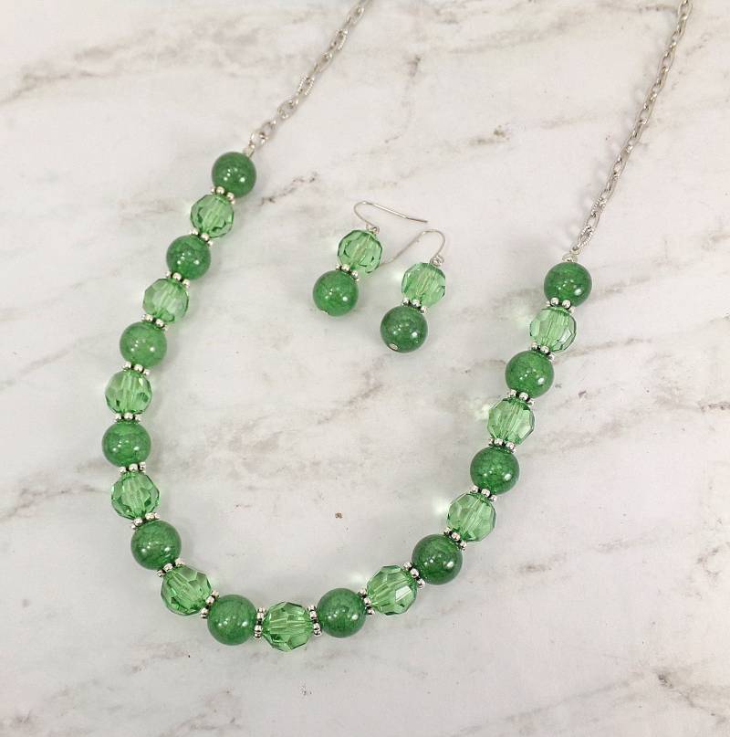 Set Aus Grüner Perlenkette Und Ohrringen Mit Runden Grünen Glasperlen Acrylperlen Im Facettenschliff. Grüne Modeschmuckkette von CalisaDesigns