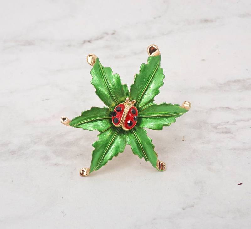 Hübsche Marienkäfer Mode-Pin Brosche Mit Einem Roten Auf Grünen Blatt Kristallen Und in Rot Grün Farbe Emaille von CalisaDesigns