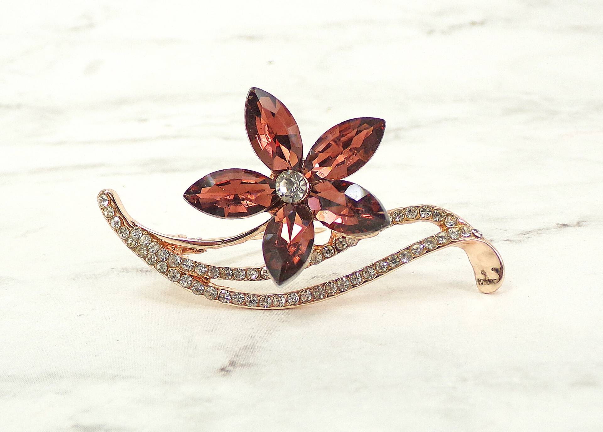 Lila Kristallblüten Anstecknadel Mit Der Lila Blume Auf Einem Klaren Kristallstrudelzweig. Marquise-Kristalle Und Rosegold-Finish von CalisaDesigns