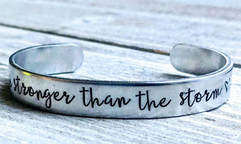 Handgestempeltes Aluminium Manschettenarmband - Inspirierendes Zitat, Stärke Geschenk von CallieMaeCrafts