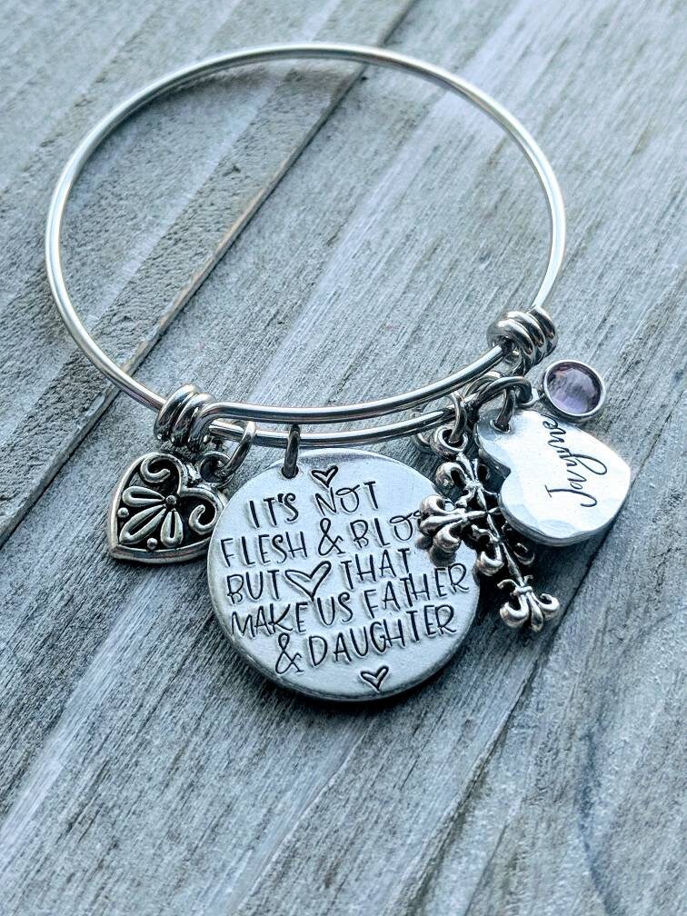 stieftochter Armband Handgestempelter Edelstahlarmreif Mit Geburtsstein von CallieMaeCrafts