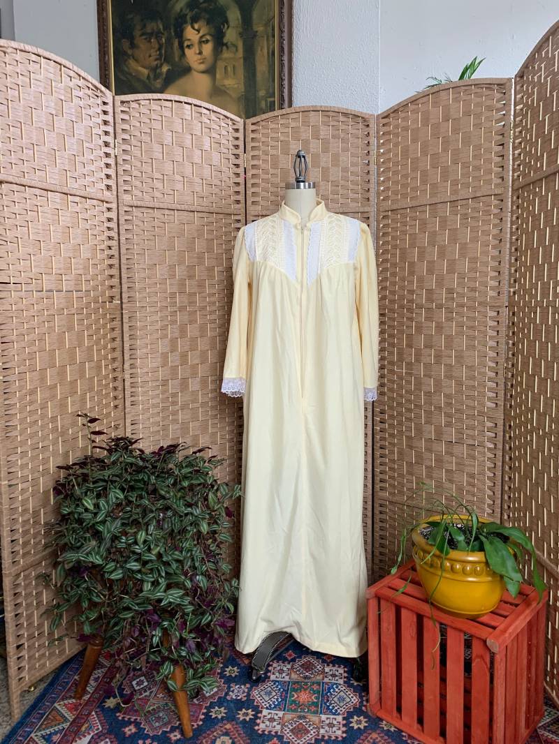 1960Er Jahre Softest Fleece Robe. Suzanne Beth . - Medium von Calligramme