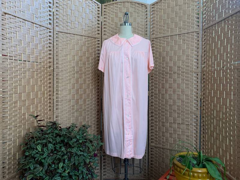 1960Er Jahre Süßer Hausmantel Mit Knopfleiste. Komar . - Mittel/Groß von Calligramme