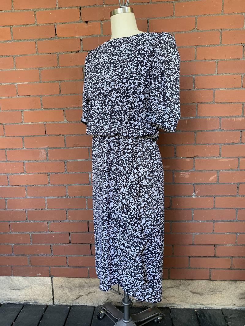 1980Er Abstraktes Flattern Kleid. Betsy's Things. - Klein von Calligramme