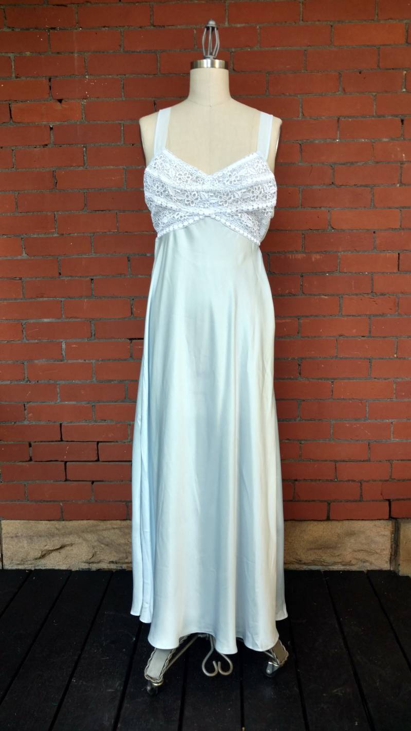 1990 Goddess Dream Nachthemd. Flora Nikrooz - Groß von Calligramme