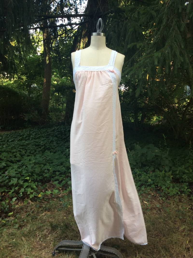 Vintage Saks Fifth Allee. Ilgwu . Süße Träume Nachthemd. - Klein von Calligramme