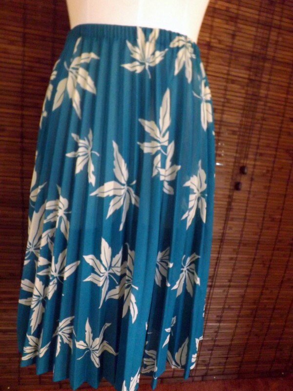 Vintage Semi Sheer Turquoise Leaf Print Boho Pleated Midi Swing Skirt M von Calliopegirl