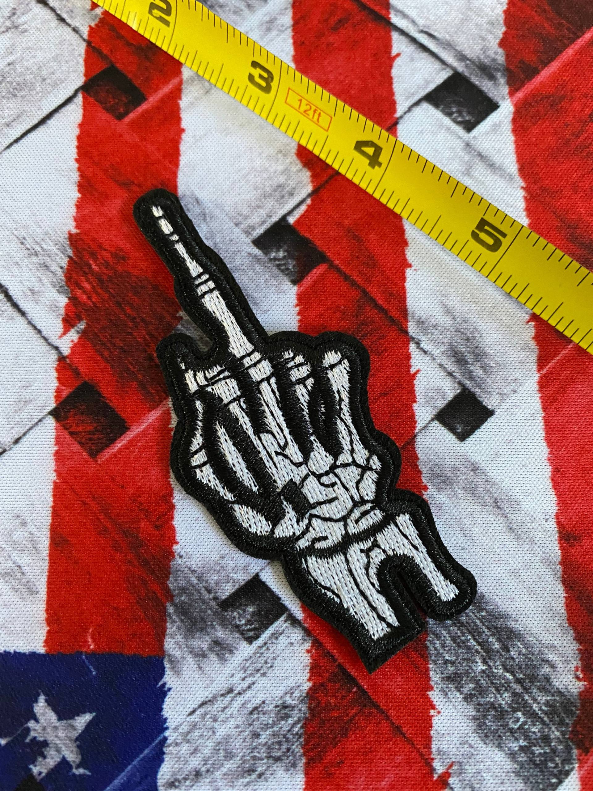 Bügel Patch Bestickter Aufnäher Custom - Tücher Punk Vintage 1x Skelettfinger von CallumKingWorkshop