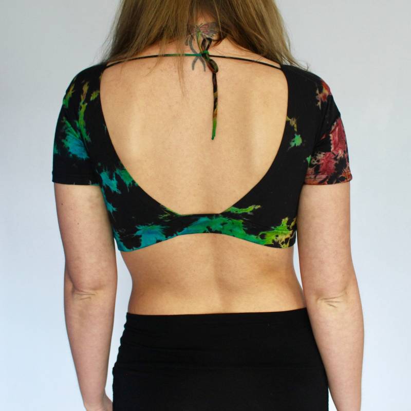 Schwarzes Regenbogen-Batik-Baumwoll-Crop-Top Rückenfreies Boho-Top Baumwoll-Crop-Damen Tie-Dye-Tanktop Hippie-Festival-Kleidung Calluna von CallunaClothing