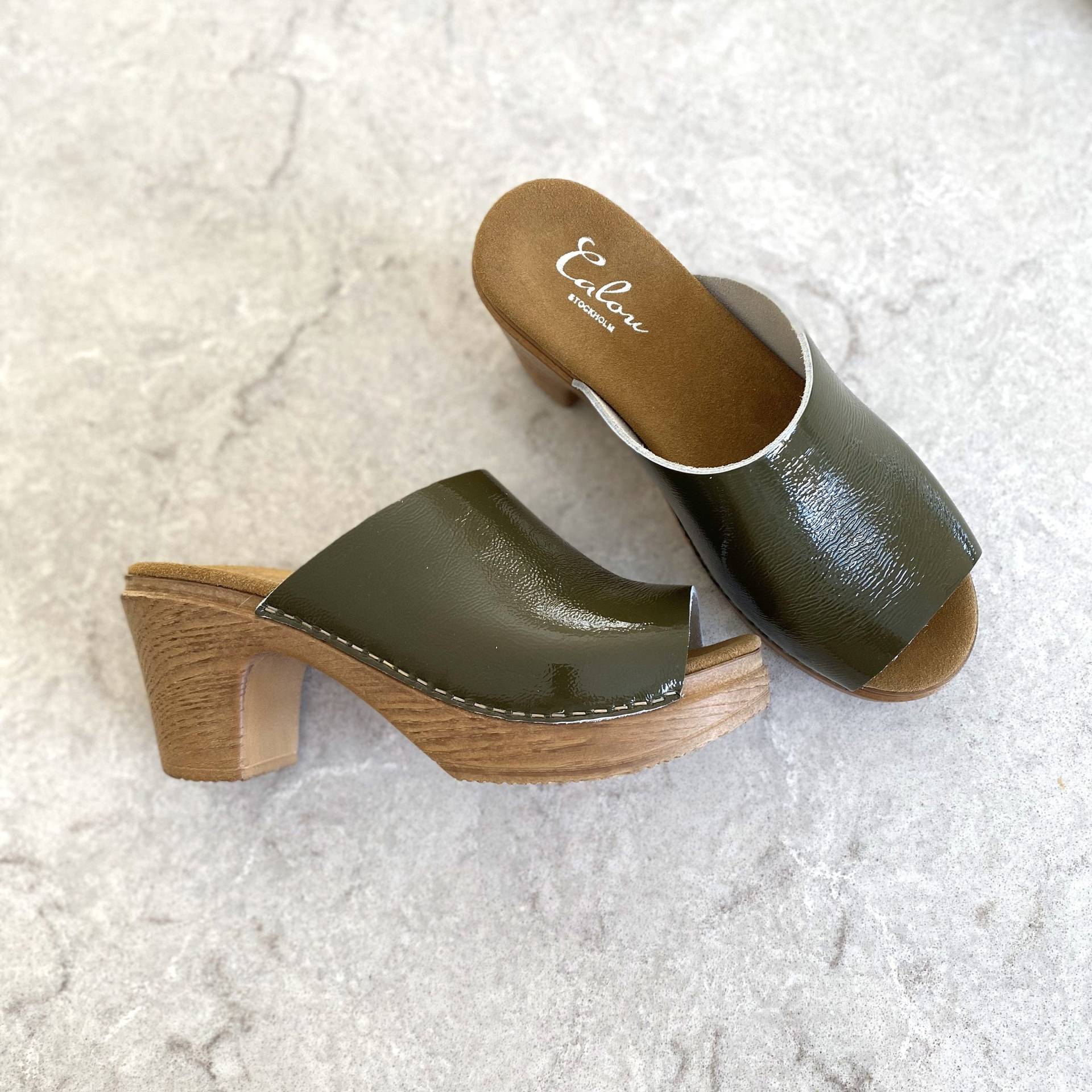 Grüne Slip-On Pantolette Aus Lackleder - Frida Green, Calou Stockholm von CalouStockholmCo