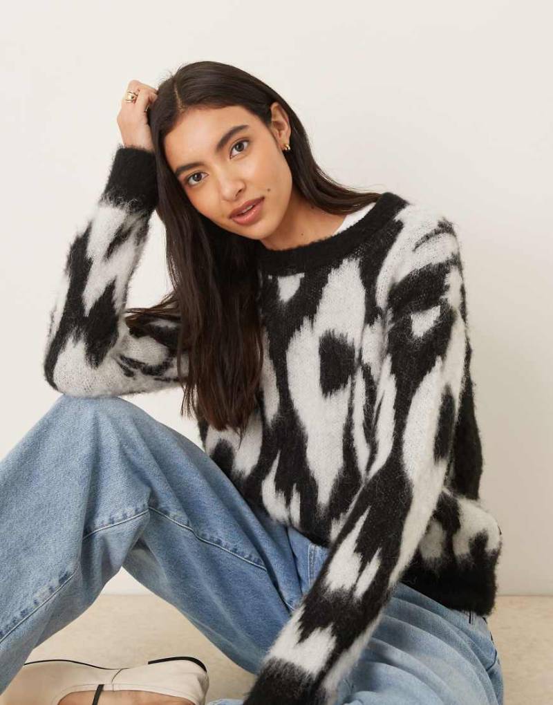 Calvin Klein - Angerauter Pullover in Schwarz und Weiß mit verzerrtem Muster von Calvin Klein Jeans