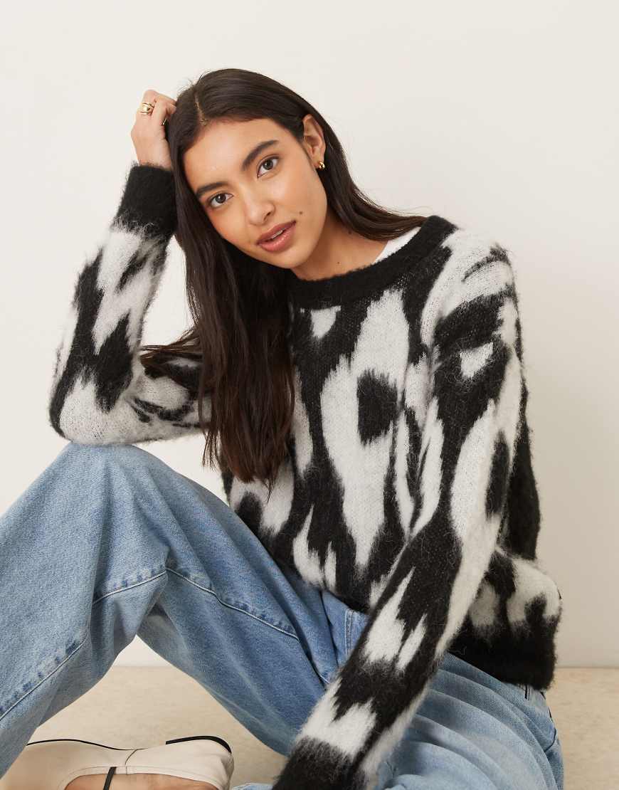 Calvin Klein - Angerauter Pullover in Schwarz und Weiß mit verzerrtem Muster von Calvin Klein Jeans