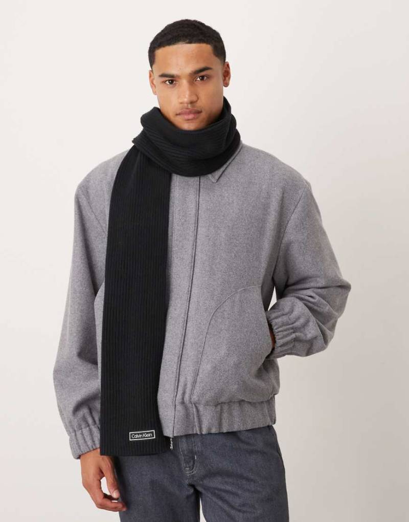 Calvin Klein - Gerippter Schal aus Grobstrick in Schwarz Calvin Klein - Gerippter Schal aus Grobstrick in Schwarz von Calvin Klein Jeans
