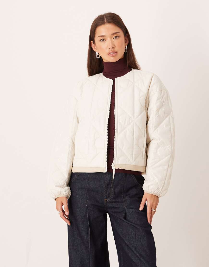 Calvin Klein - Gesteppte, glänzende Innenjacke in Wollweiß mit Logo von Calvin Klein Jeans