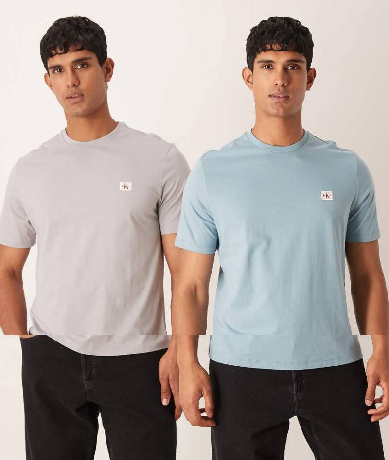 Calvin Klein Jeans - 2er-Pack T-Shirts in Grau und Blau mit Aufnäher-Bunt Calvin Klein Jeans - 2er-Pack T-Shirts in Grau und Blau mit Aufnäher-Bunt von Calvin Klein Jeans