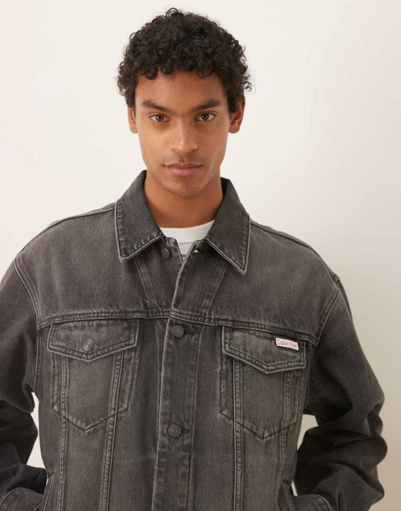 Calvin Klein Jeans - 90's Icon 94 - Trucker-Jacke in verwaschenem Schwarz von Calvin Klein Jeans