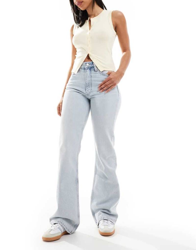Calvin Klein Jeans - Ausgestellte Bootcut-Jeans in heller Waschung-Blau von Calvin Klein Jeans