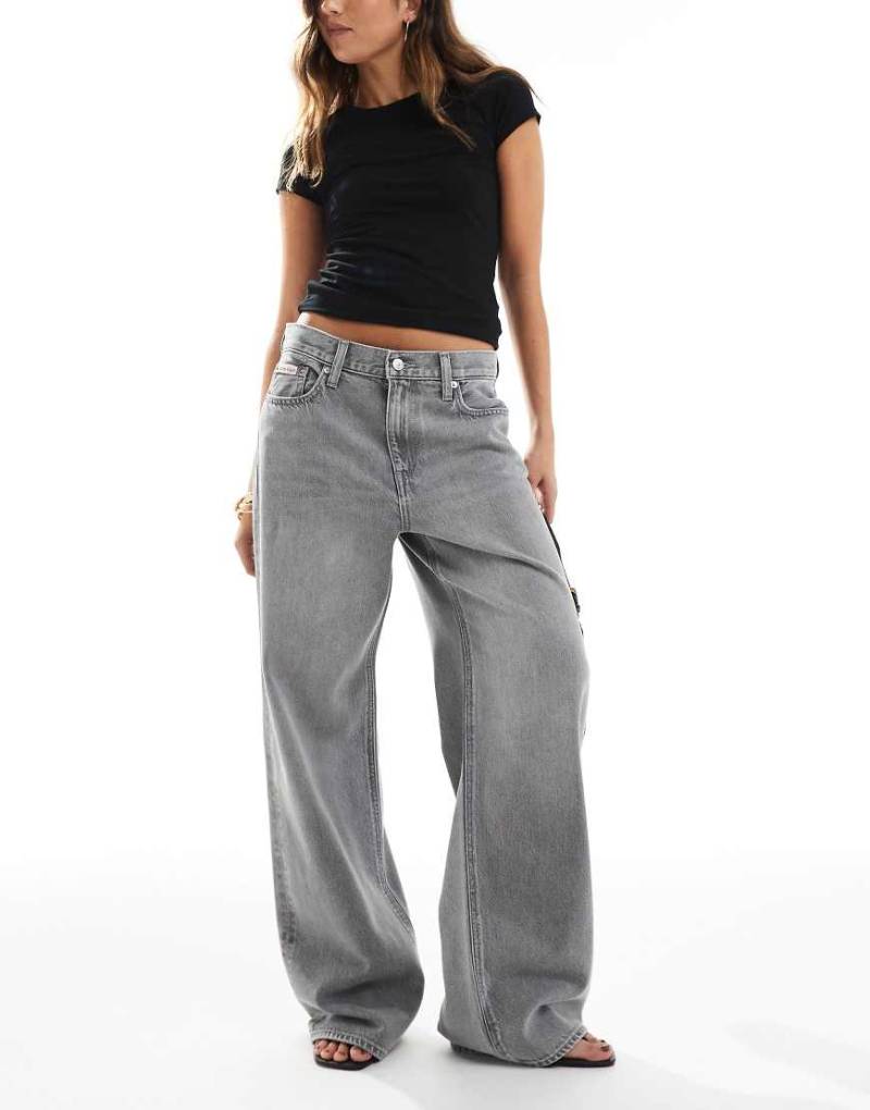 Calvin Klein Jeans - Baggy Jeans in verwaschenem Schwarz mit niedrigem Bund von Calvin Klein Jeans