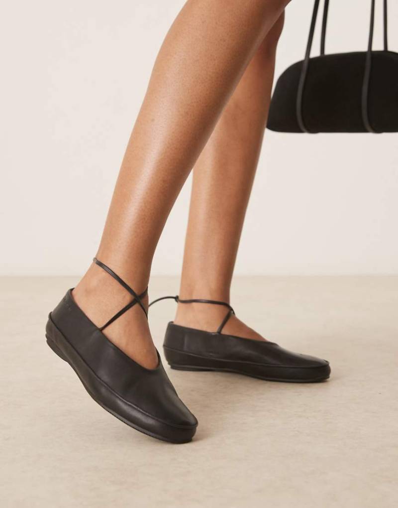 Calvin Klein Jeans - Ballerinas aus Leder in Schwarz mit Bindedetail Calvin Klein Jeans - Ballerinas aus Leder in Schwarz mit Bindedetail von Calvin Klein Jeans